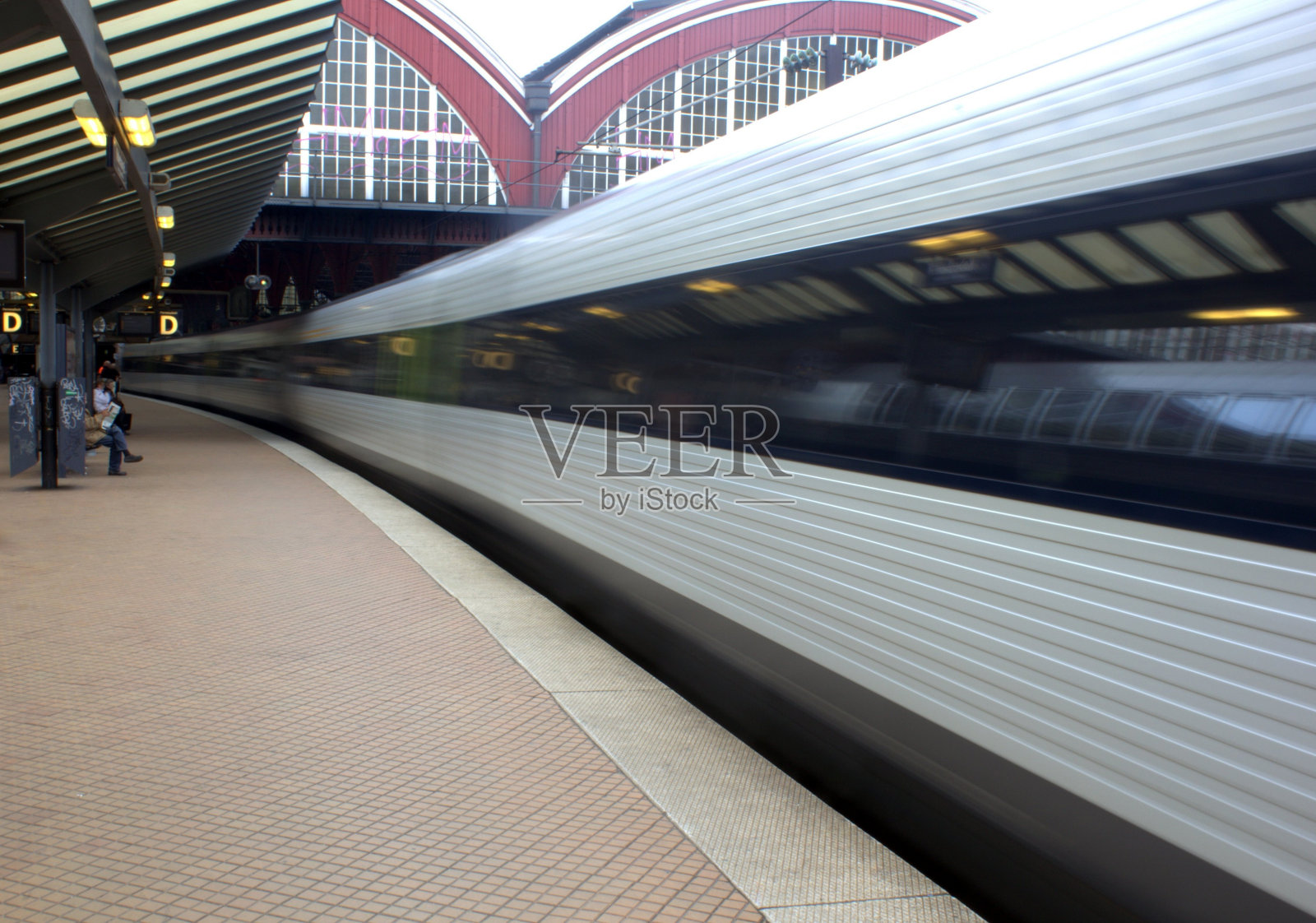 火车站和高速通勤列车照片摄影图片