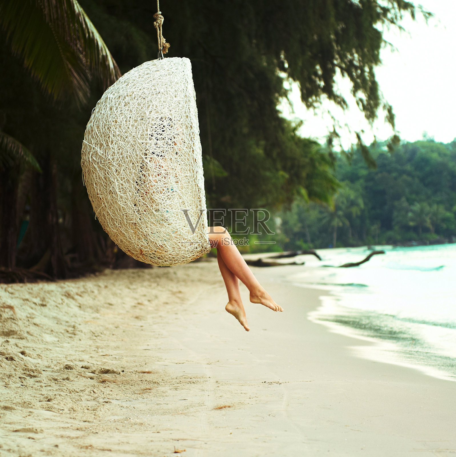 美丽女人的腿在热带的幸福照片摄影图片