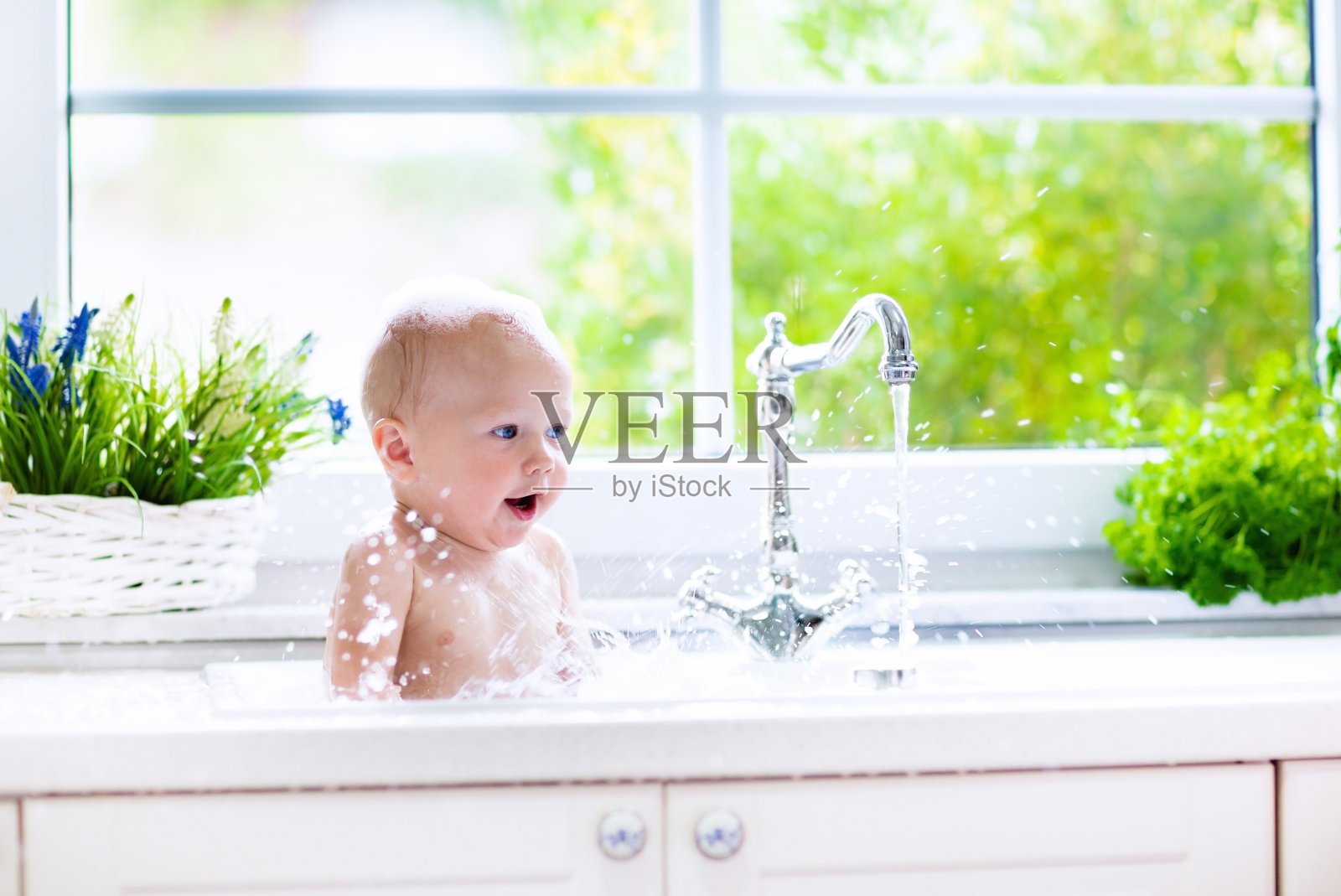 小婴儿在洗澡照片摄影图片