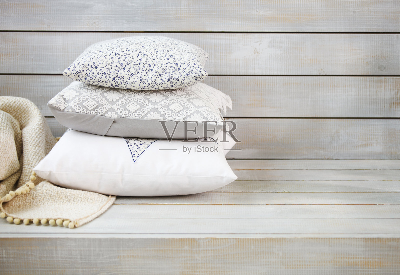 舒适的枕头和格子图案在浅色的木制背景上照片摄影图片