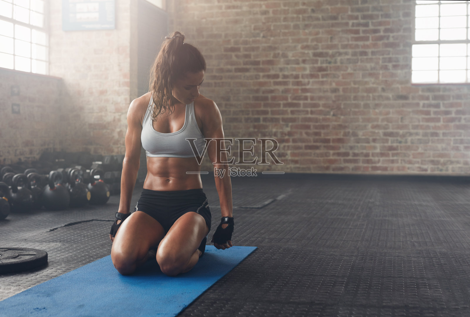 肌肉发达的女人在健身俱乐部锻炼照片摄影图片