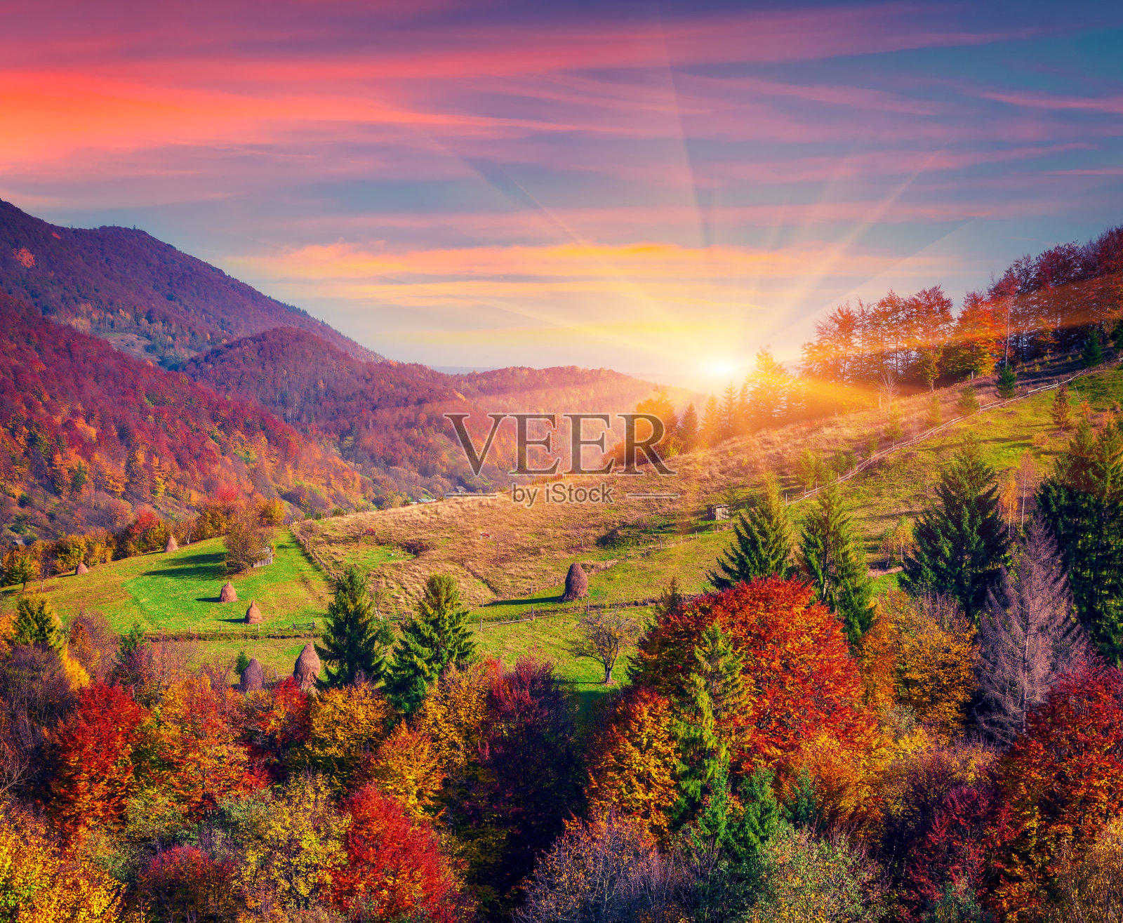 五彩缤纷的秋日清晨在山村照片摄影图片