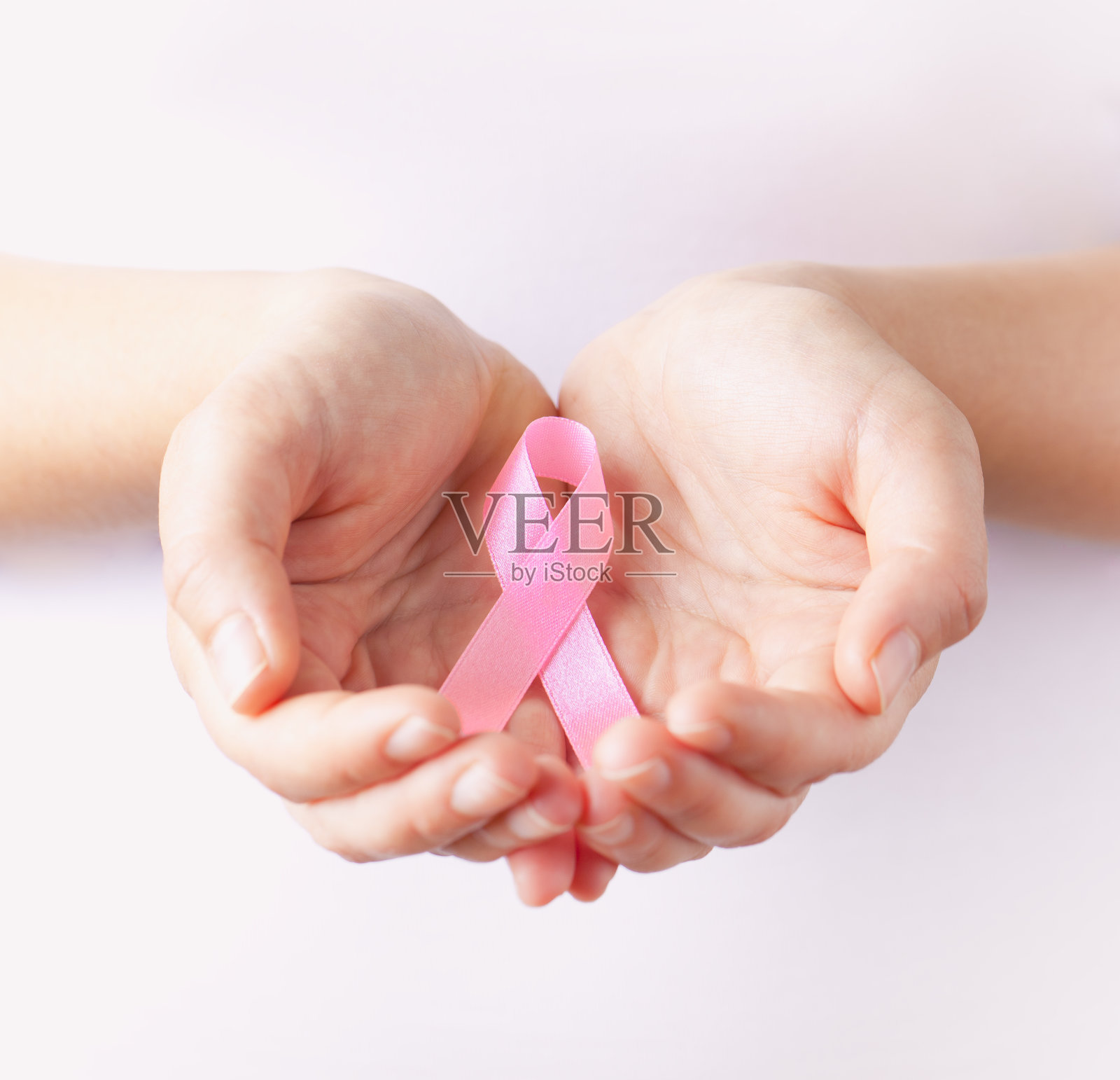 手持粉红乳腺癌意识丝带照片摄影图片