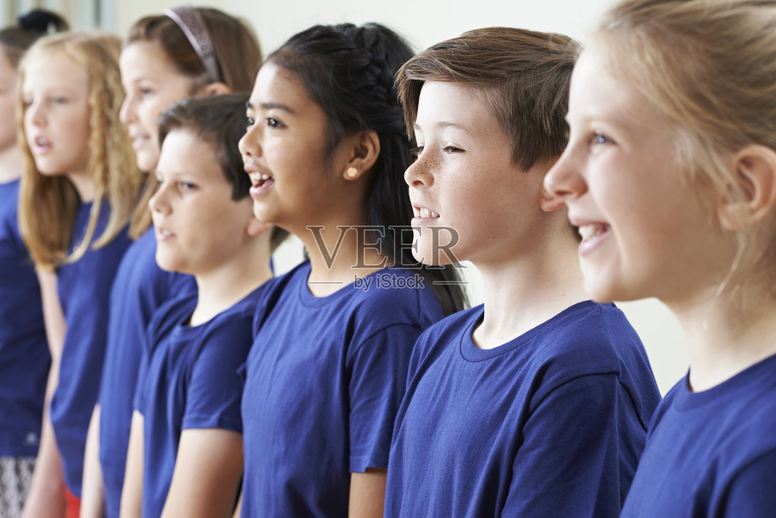 一群学童一起在唱诗班唱歌照片摄影图片