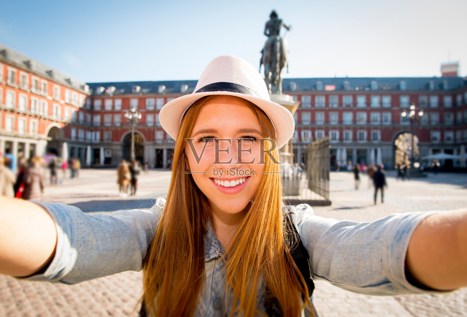一名年轻女游客在欧洲度假时自拍照片摄影图片