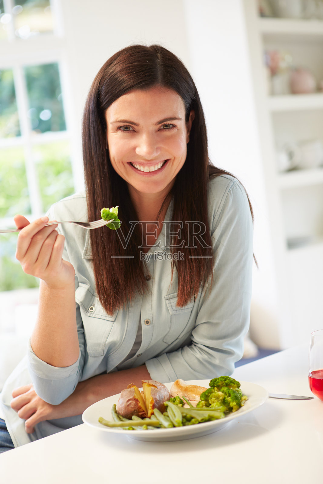 女性在厨房吃健康食品的肖像照片摄影图片