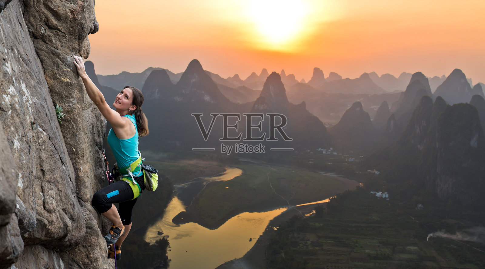 中国背景的女性攀登者照片摄影图片