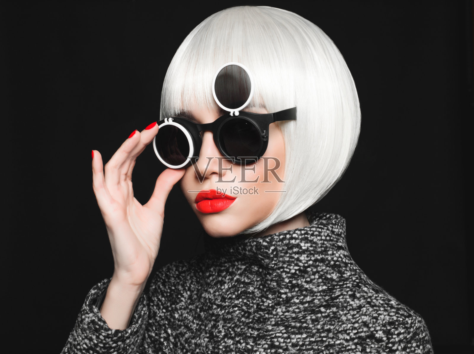 一个戴着半开半闭眼镜的时髦女人照片摄影图片