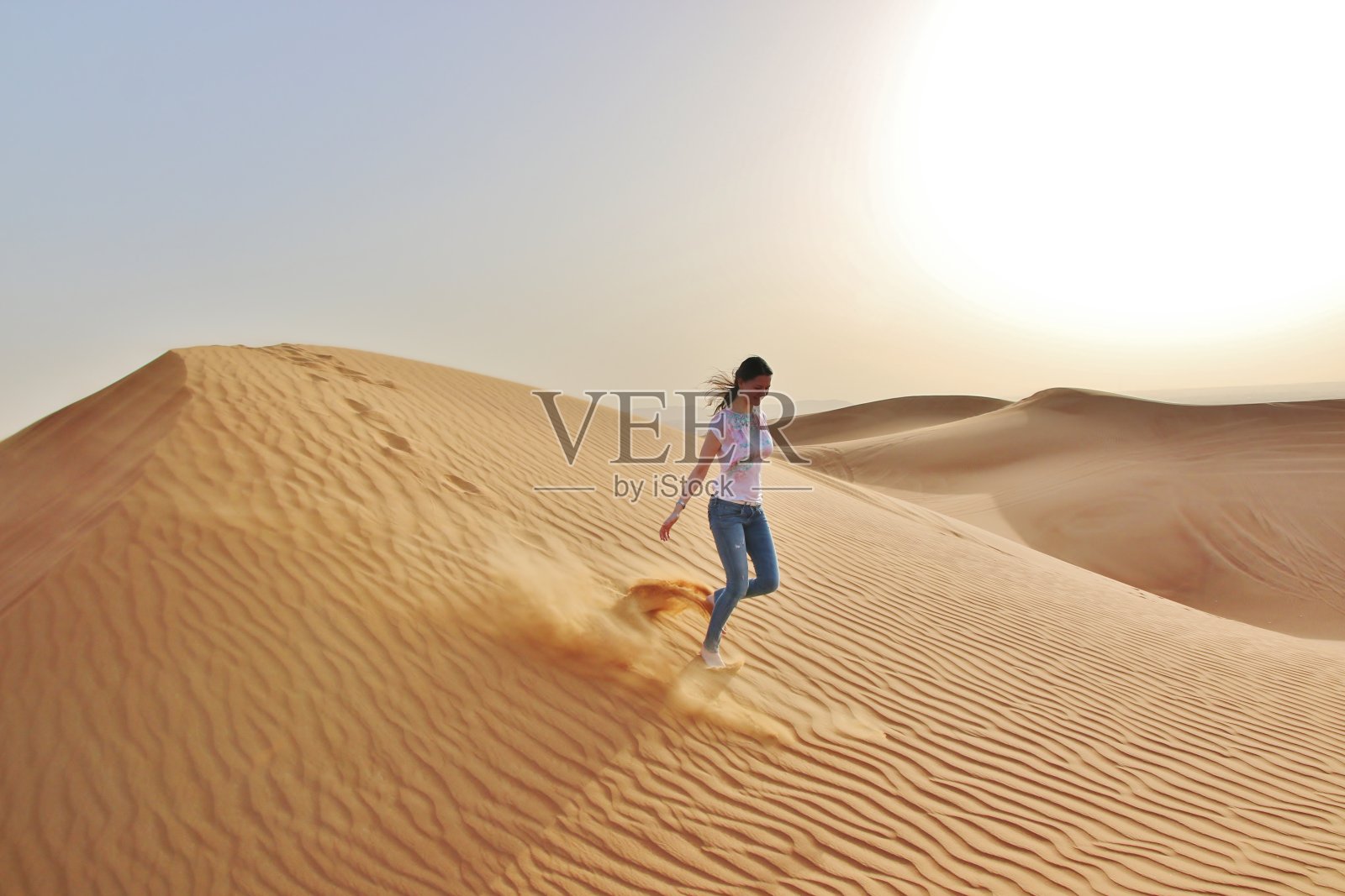女孩在沙漠照片摄影图片