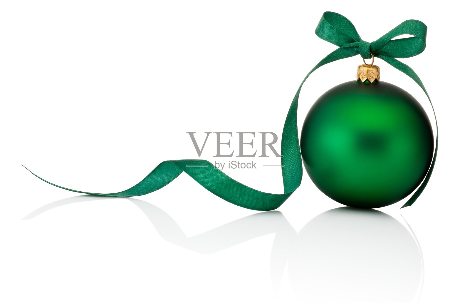 绿色的圣诞球与丝带蝴蝶结孤立在白色的背景照片摄影图片