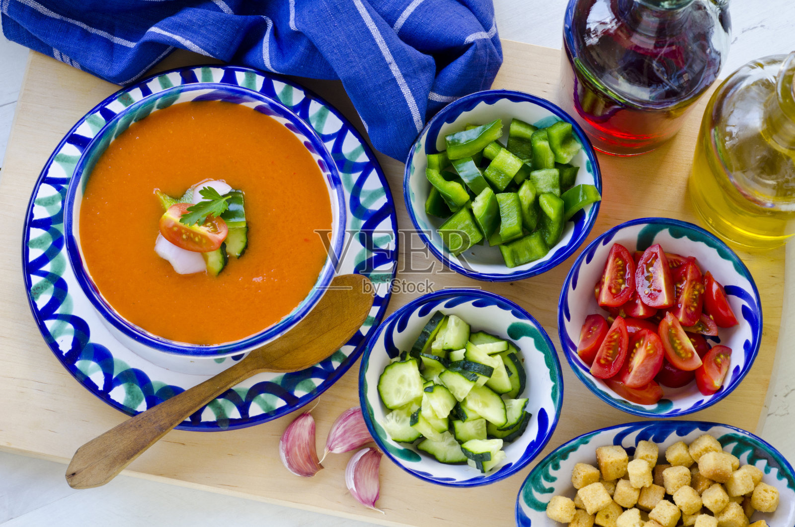 蓝色碗里的西班牙凉菜汤及其配料照片摄影图片