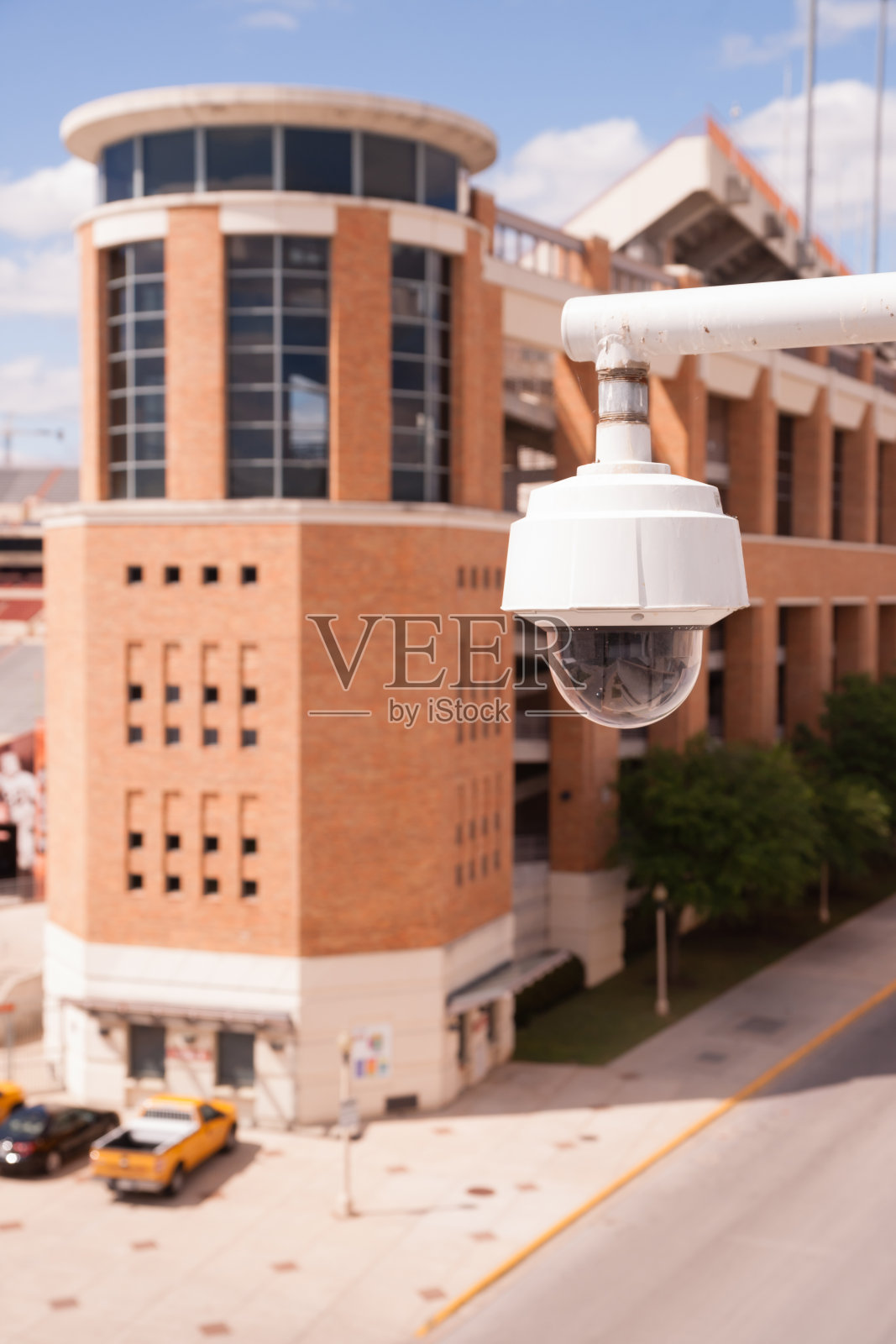 安装在大学校园高处的监控摄像头照片摄影图片