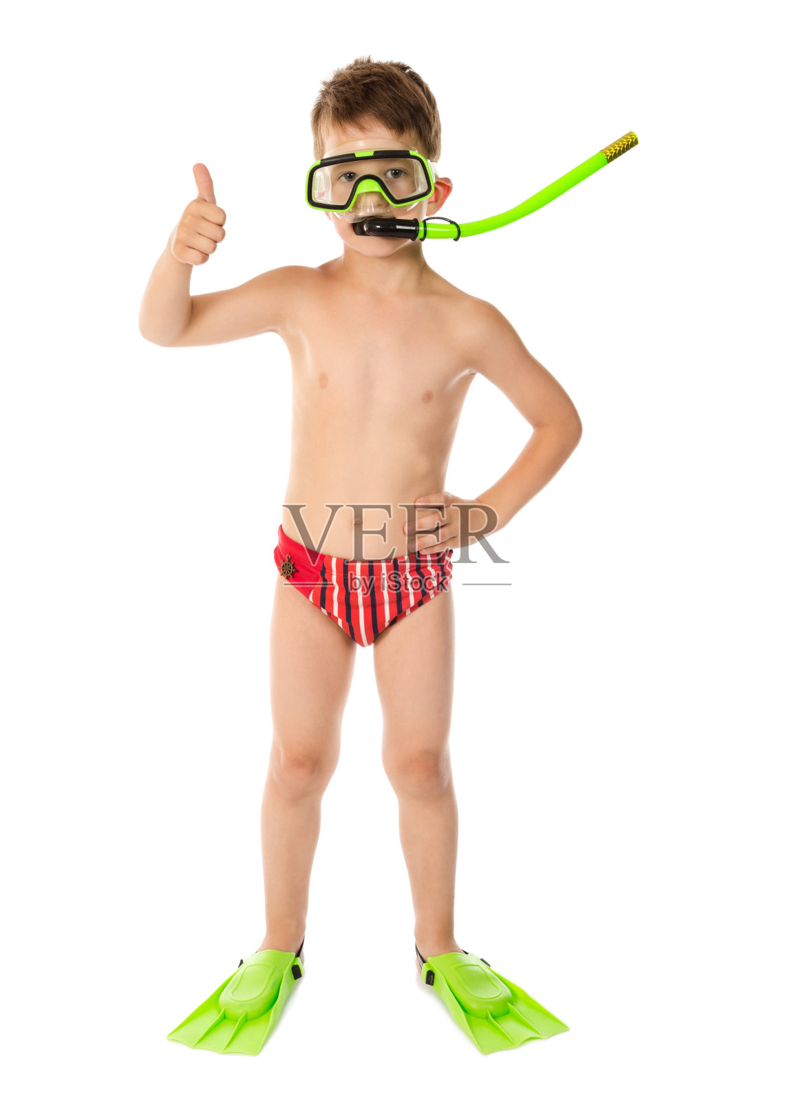 男孩戴着潜水面罩，竖起大拇指照片摄影图片
