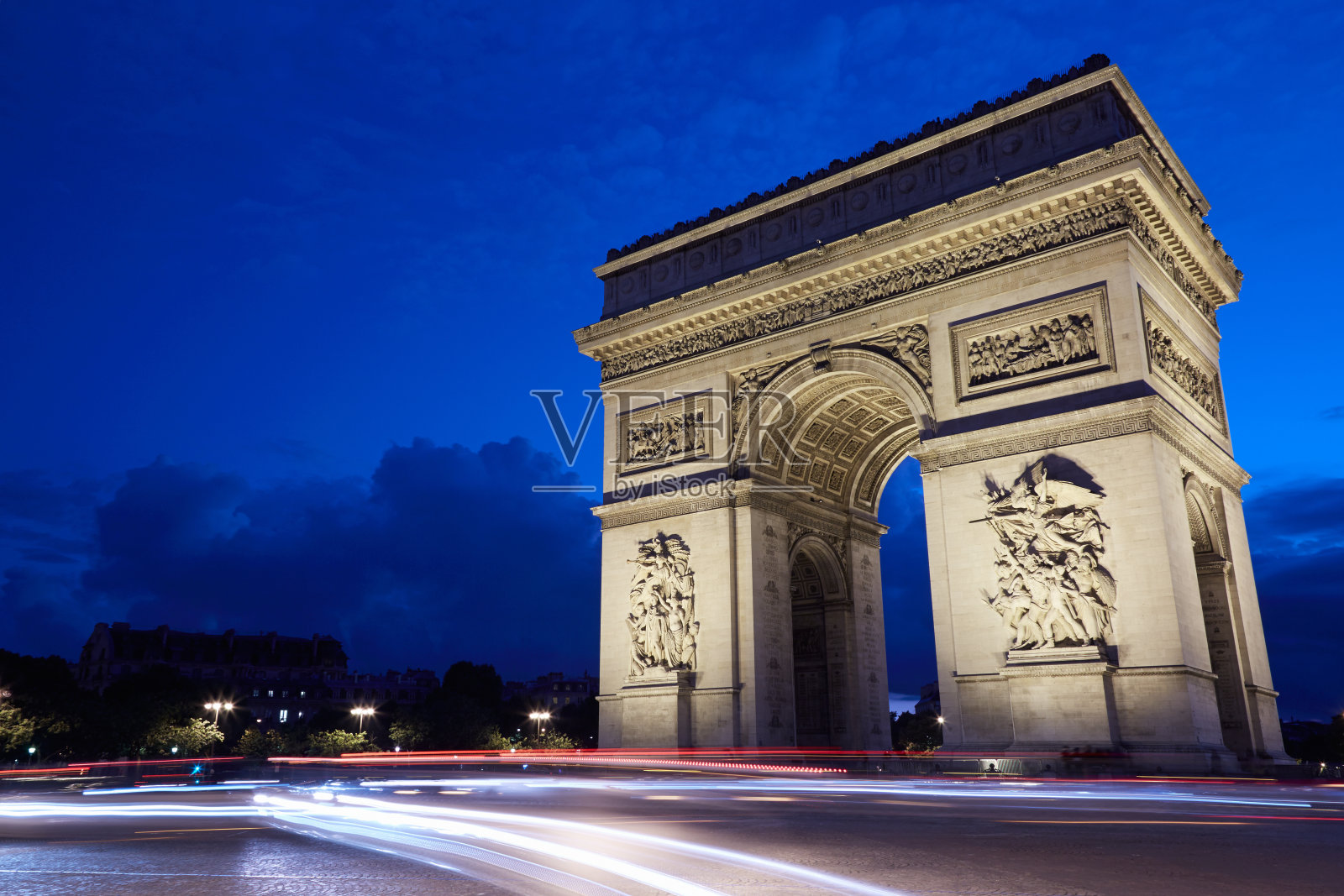 晚上在法国巴黎的凯旋门照片摄影图片