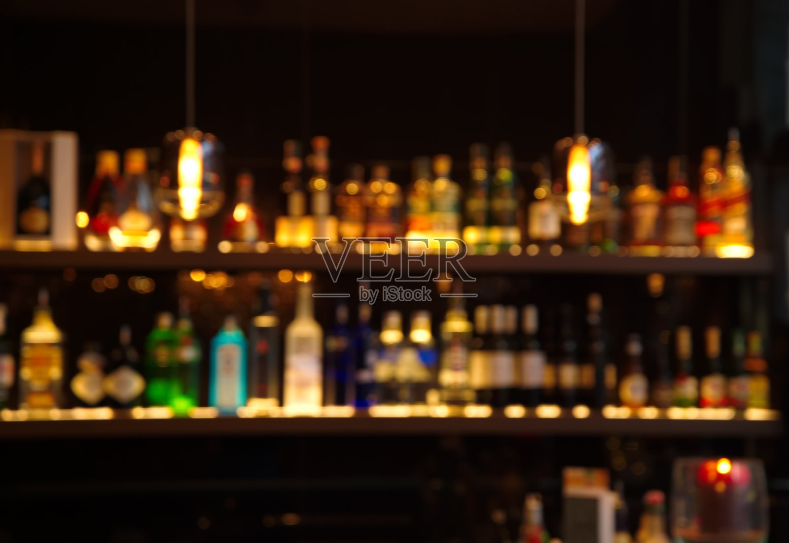 在黑暗的夜晚，模糊酒吧里的酒瓶照片摄影图片