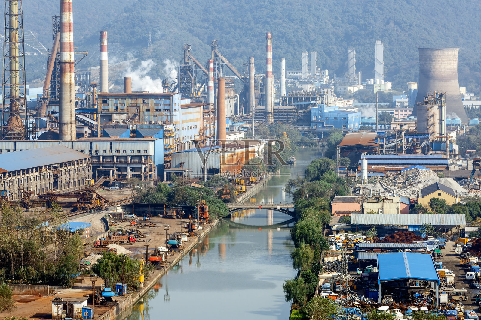 钢铁厂厂区烟尘、粉尘污染照片摄影图片