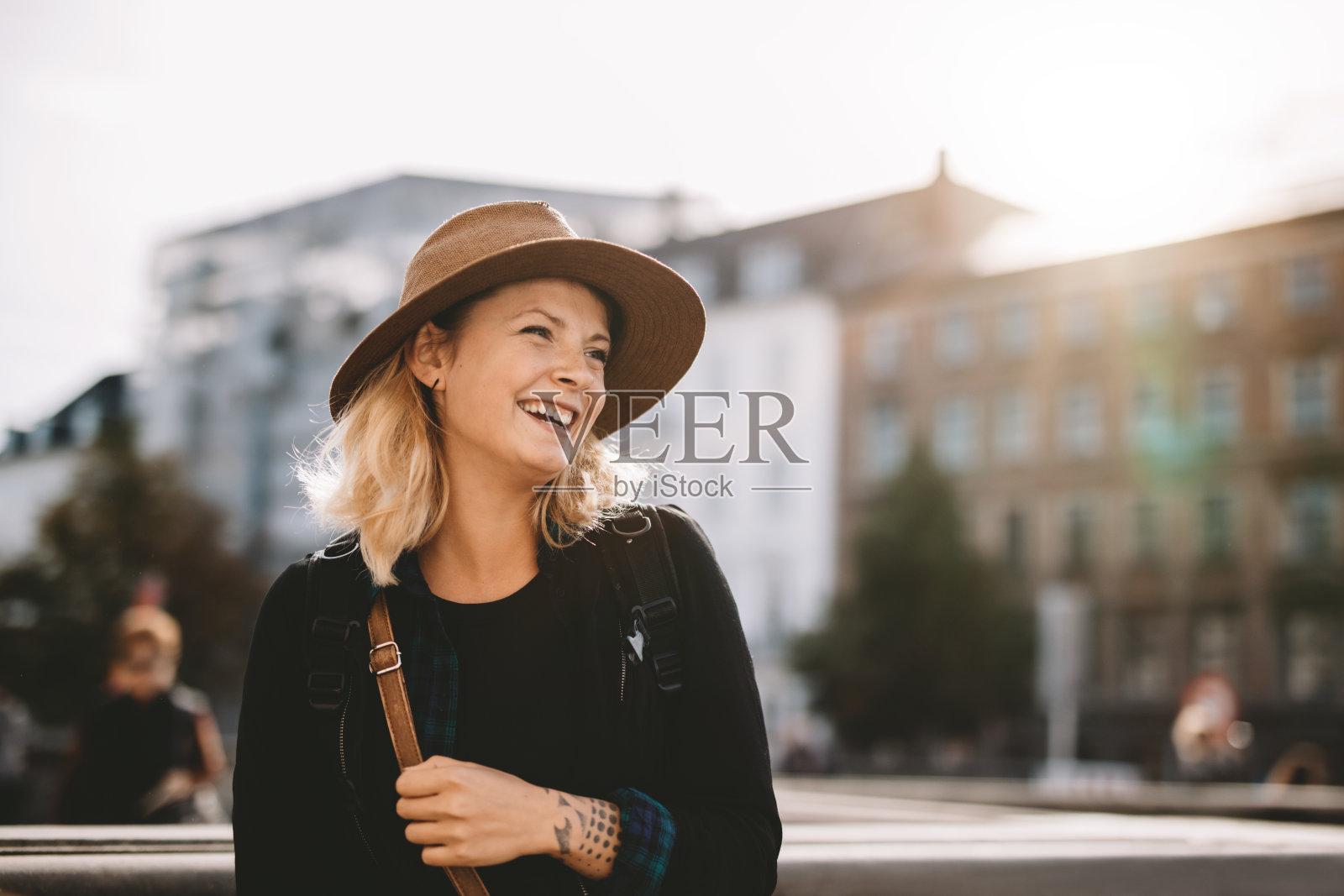 微笑的女游客戴着帽子。照片摄影图片