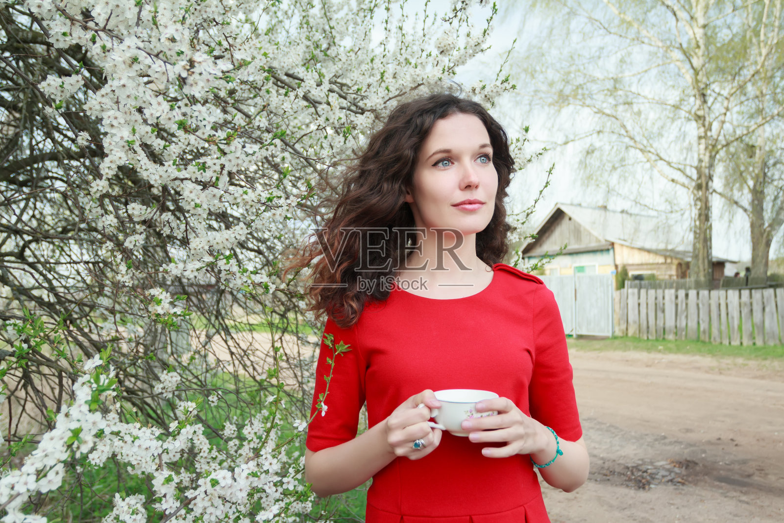 幻想迷人的黑发女孩在春天的果树开花照片摄影图片