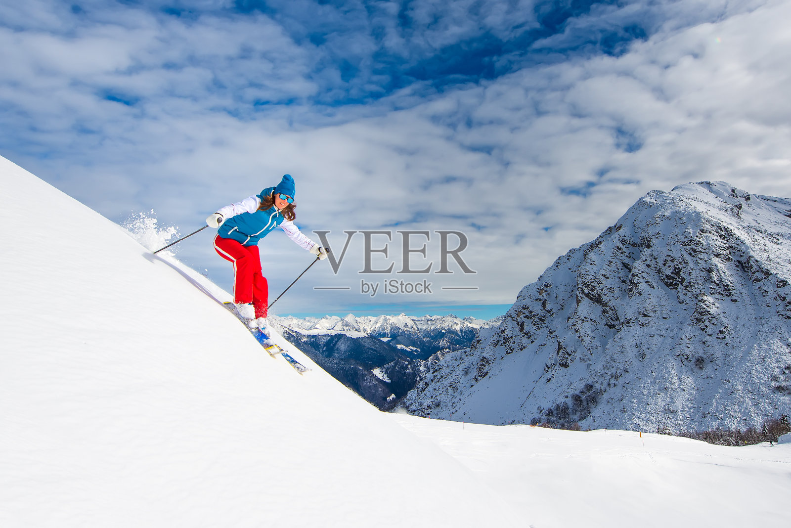 女孩在滑雪道外滑雪照片摄影图片