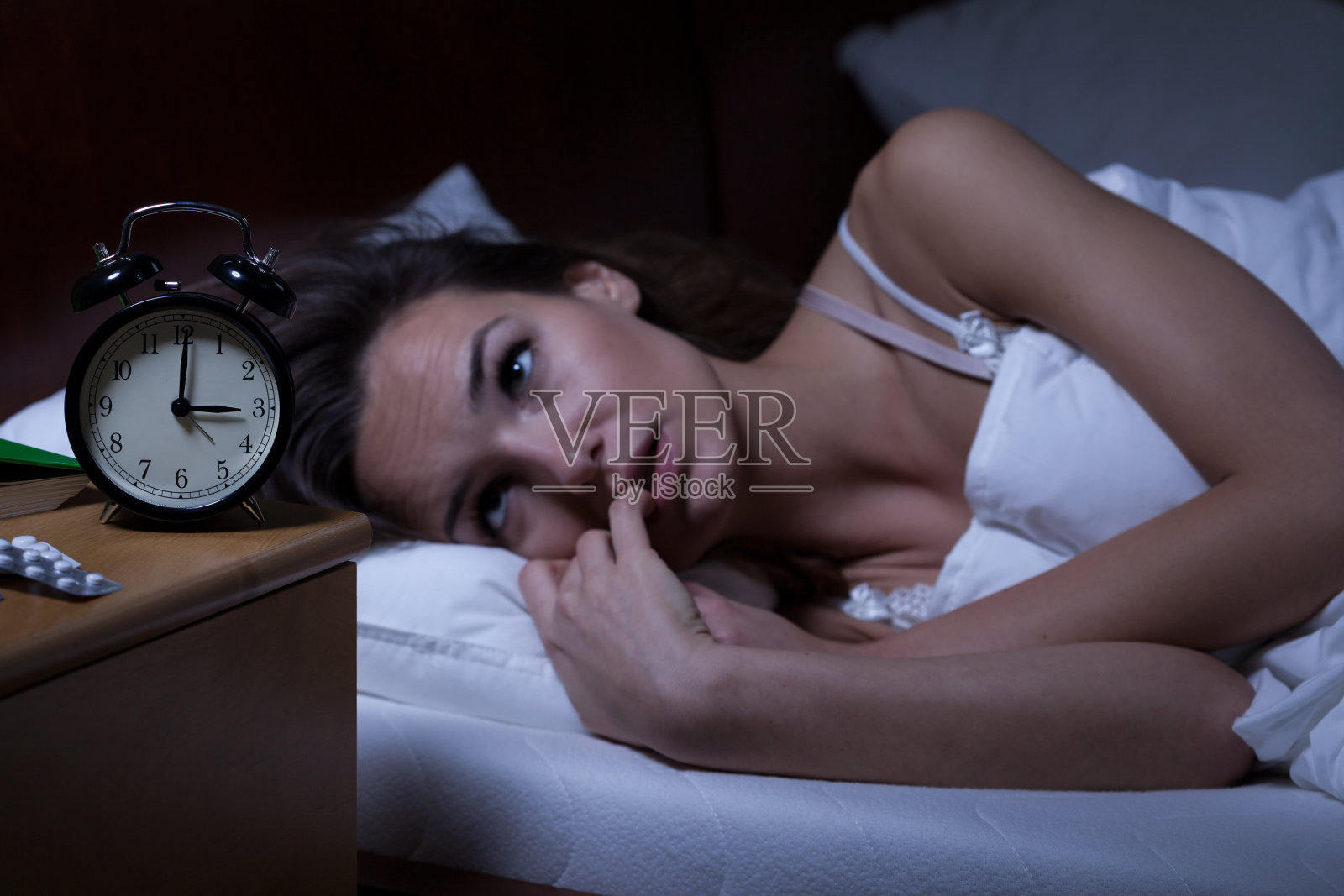 躺在床上无法入睡的女人照片摄影图片