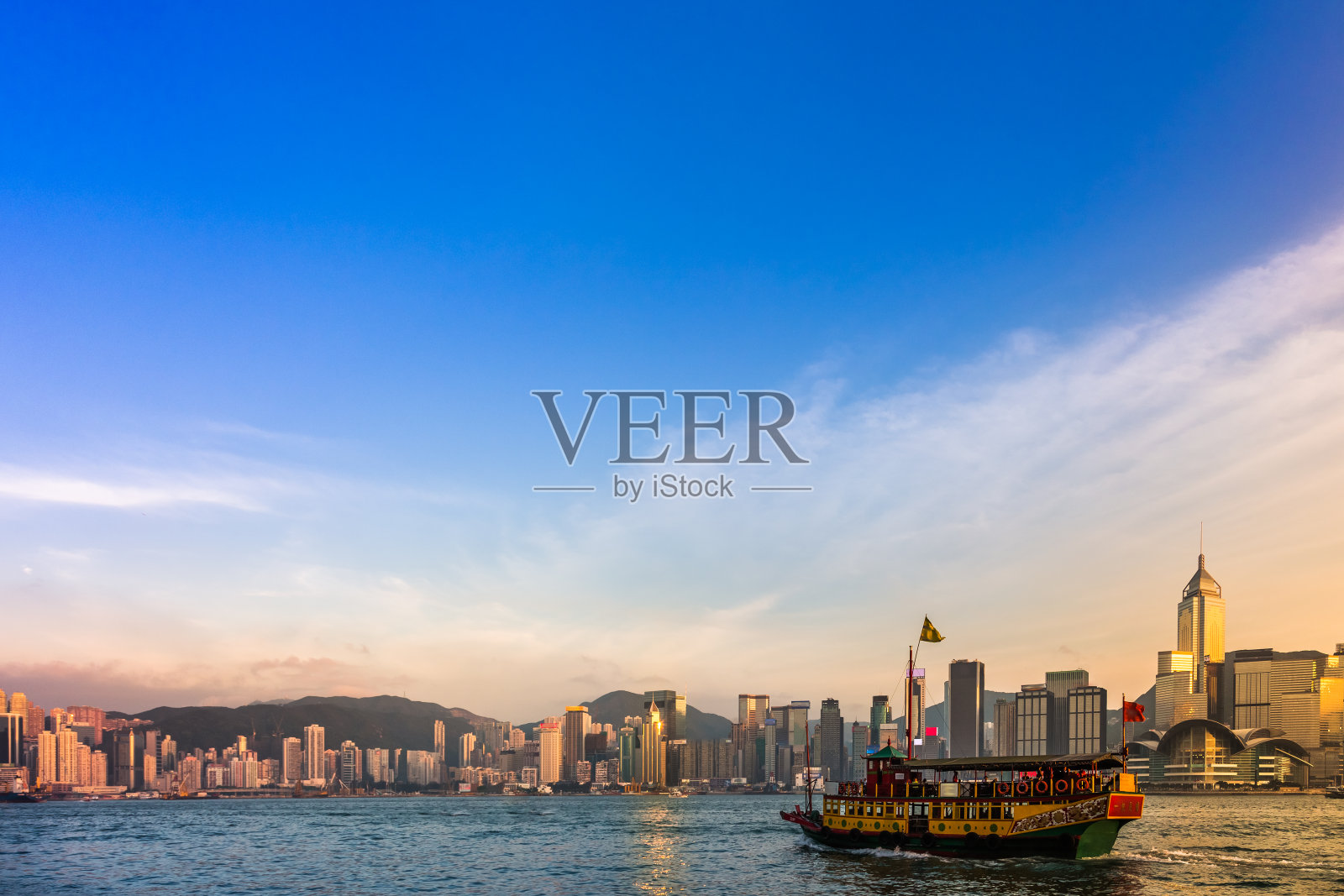 香港维多利亚港的一艘船照片摄影图片