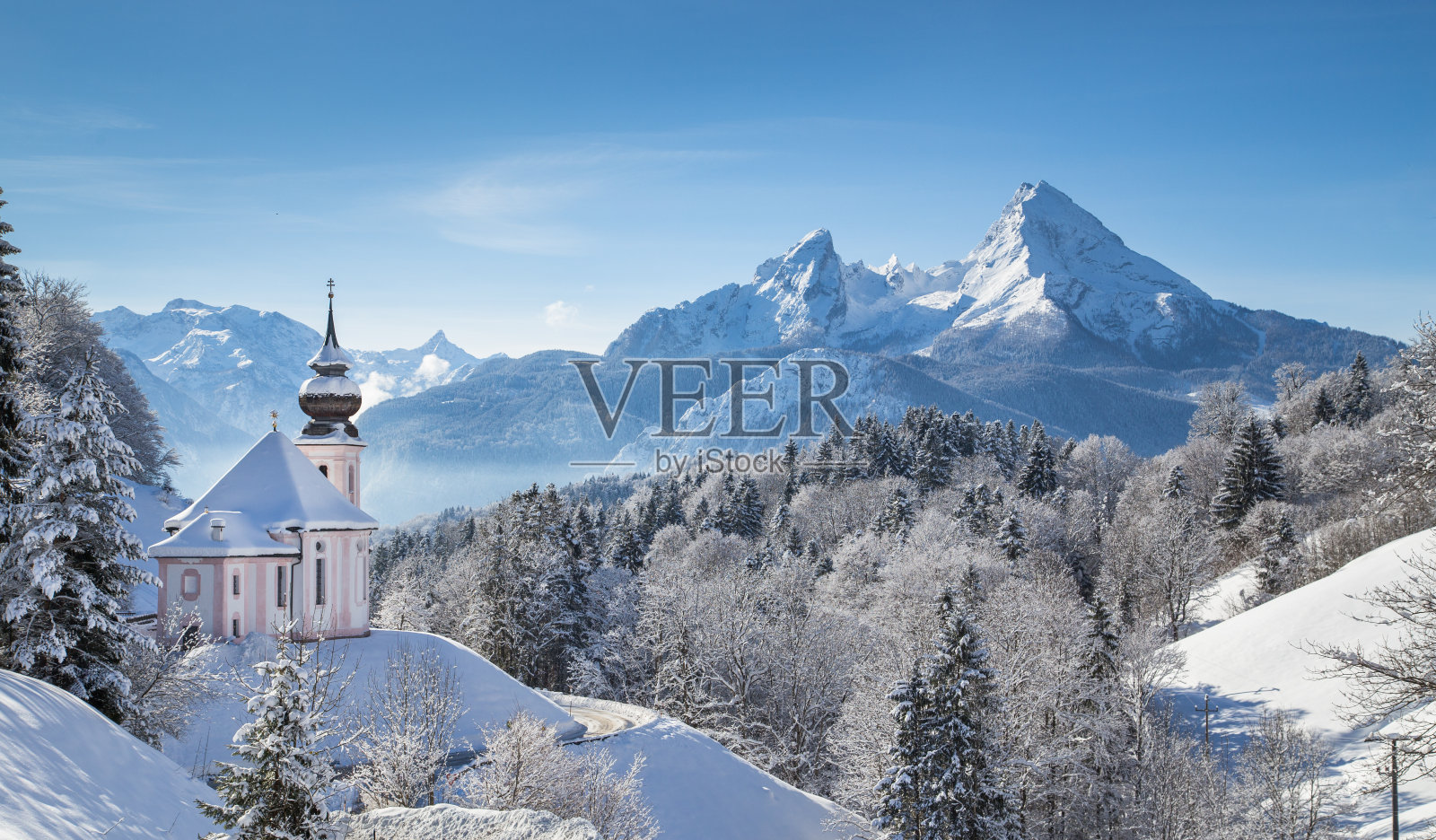 山上朝拜教堂在白雪皑皑的阿尔卑斯风光照片摄影图片