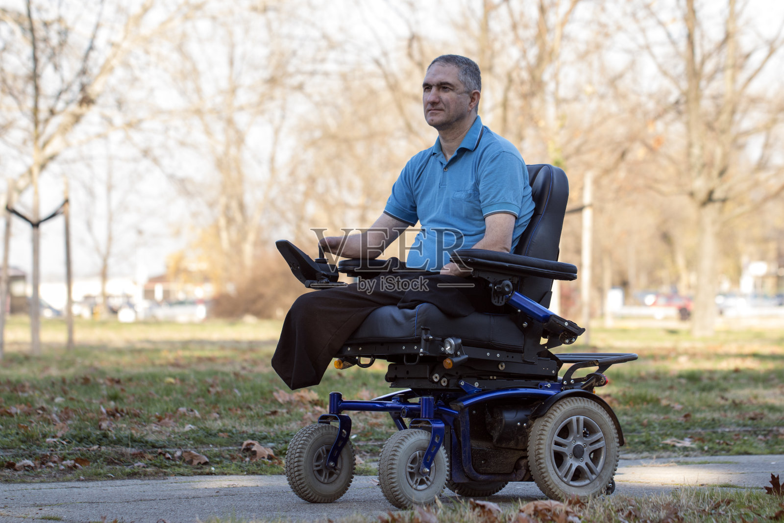 男人在电动轮椅摆姿势照片摄影图片