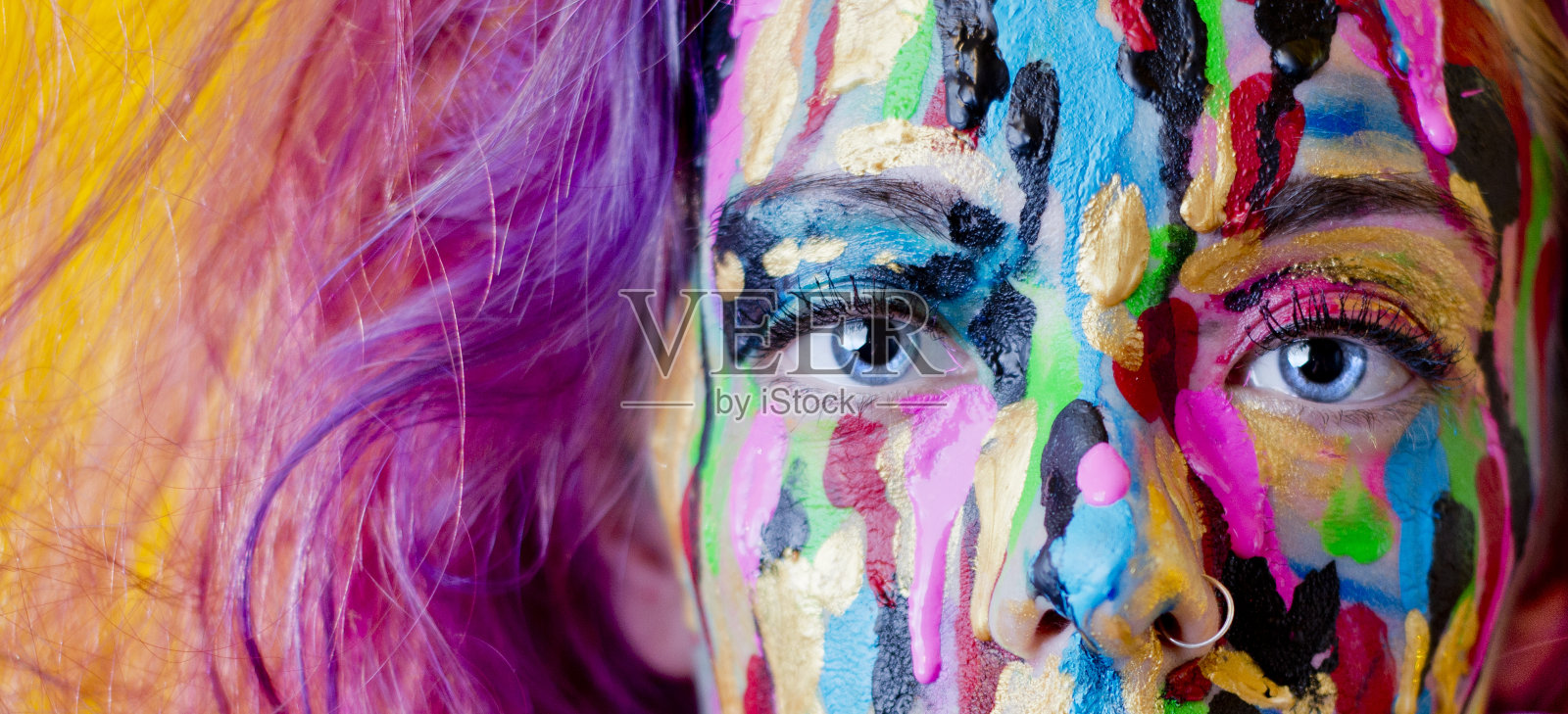 近距离的女人的脸覆盖在滴油漆照片摄影图片