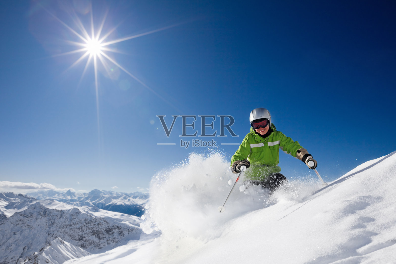 快乐的女滑雪者与山景照片摄影图片