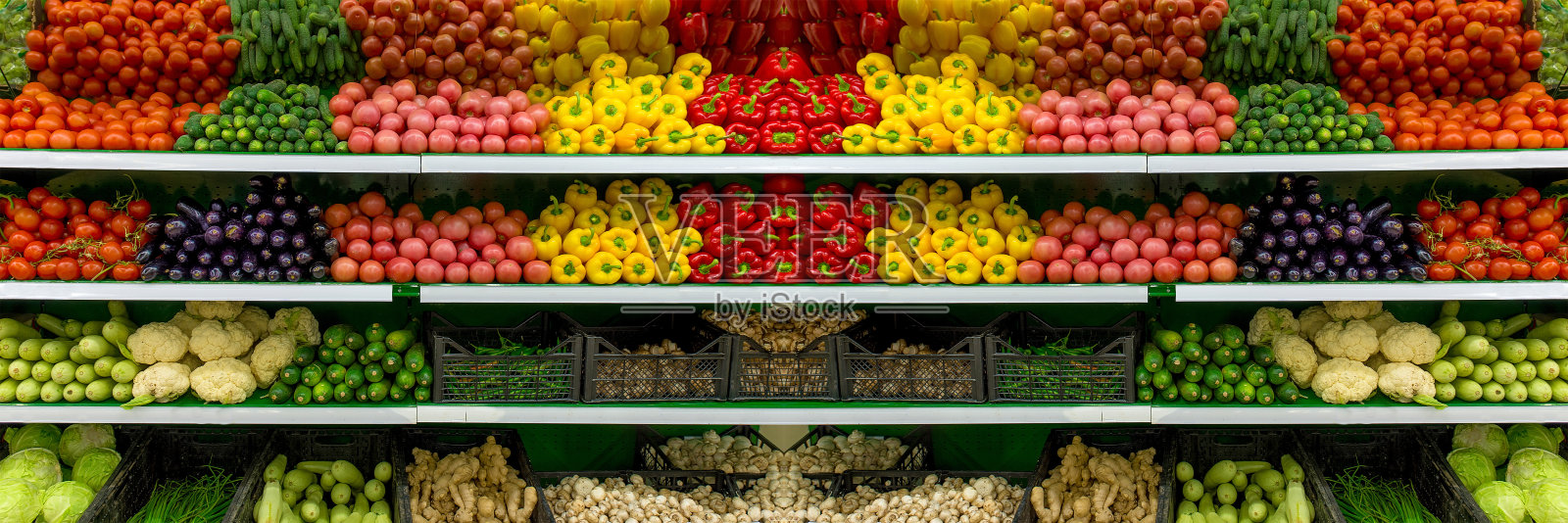 超市、农贸市场货架上的新鲜有机蔬菜和水果。健康食品的概念。维生素和矿物质。西红柿，辣椒，黄瓜，蘑菇，西葫芦照片摄影图片