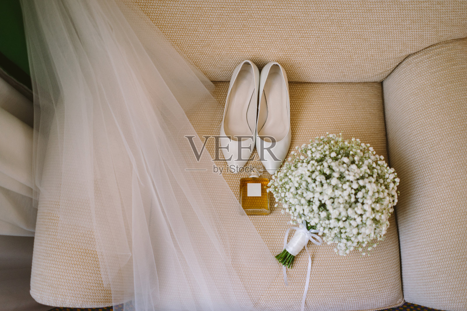 新娘花束、白鞋、香水和面纱照片摄影图片