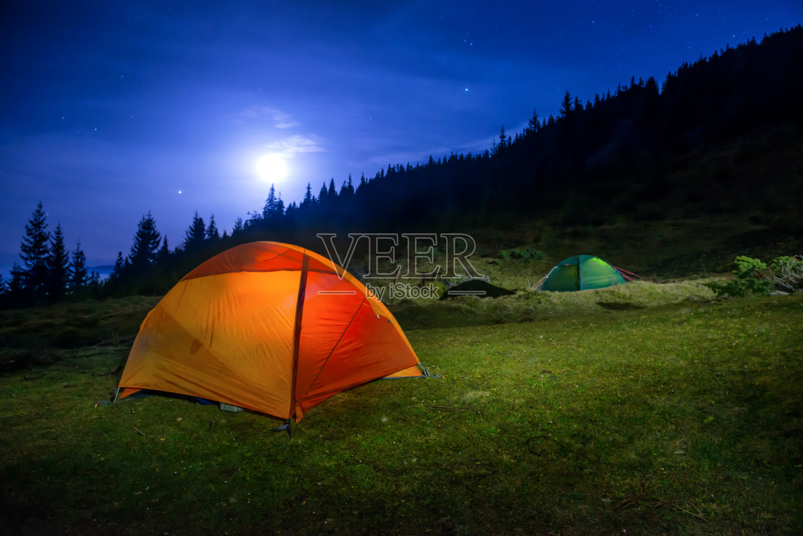 两个亮橙色和绿色的帐篷照片摄影图片