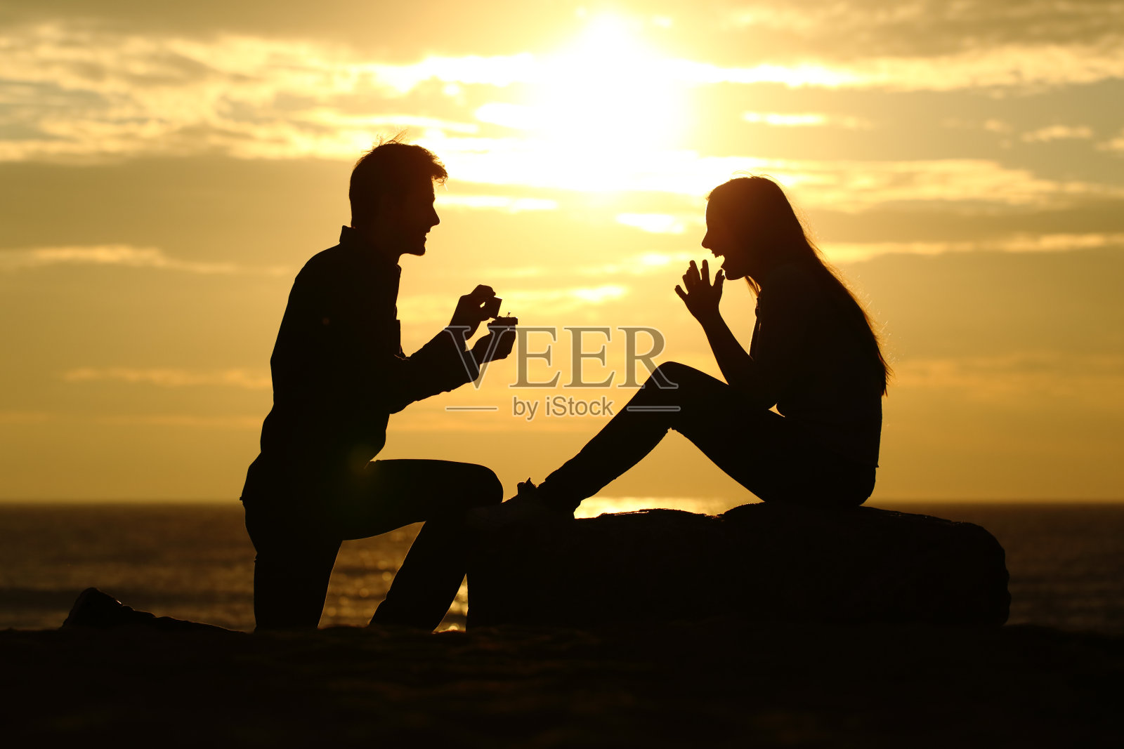 在沙滩上和求婚的男人求婚照片摄影图片