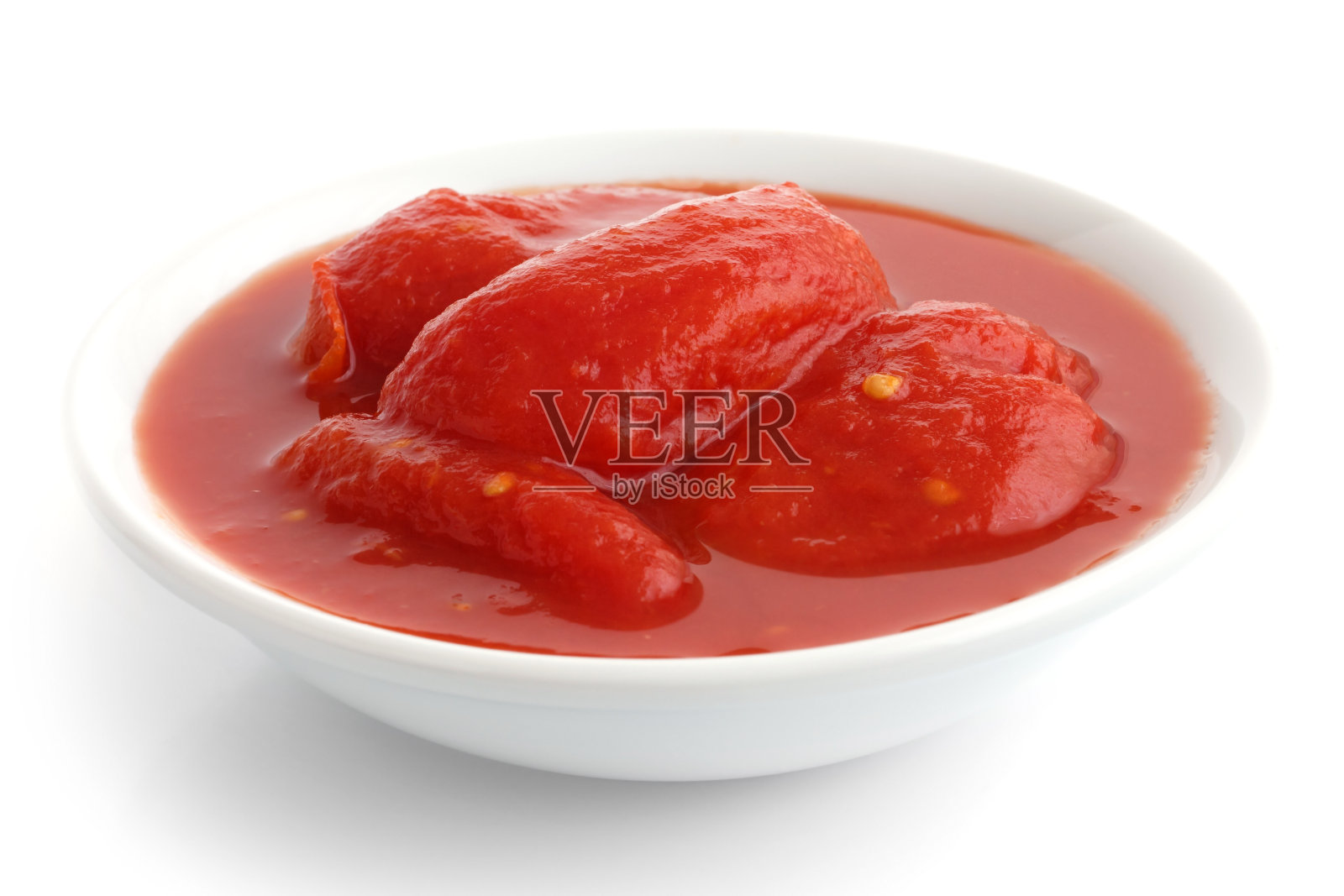 白色盘子里的整个番茄罐头。孤立。照片摄影图片
