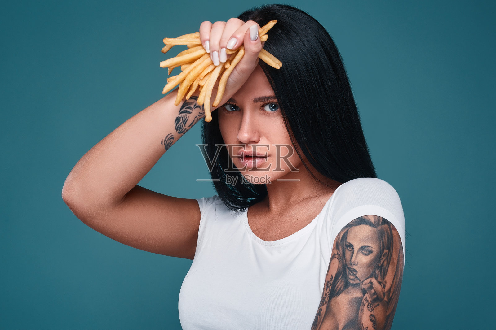 美丽迷人的纹身女孩和薯条照片摄影图片
