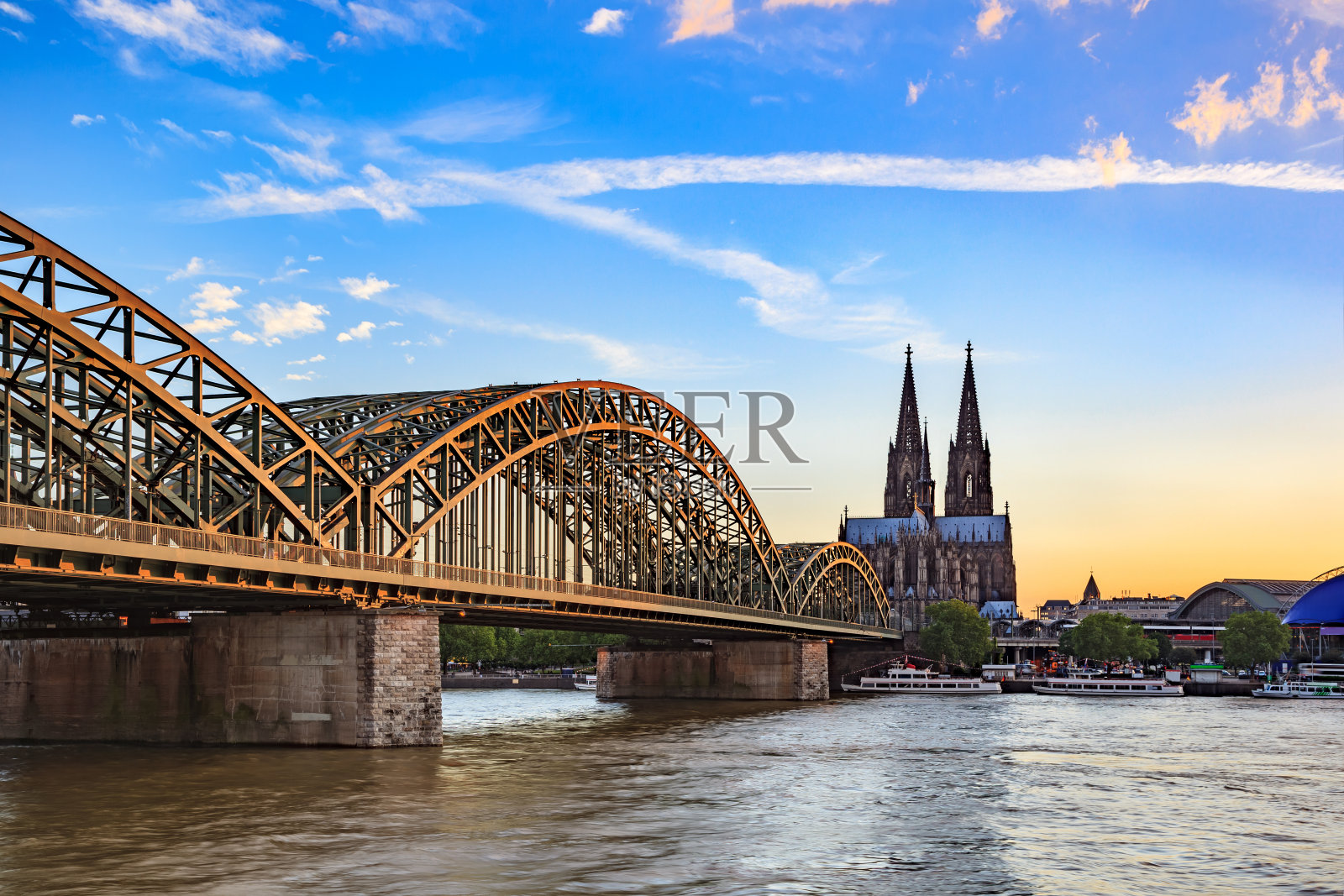 科隆大教堂和霍亨索伦桥-德国科隆照片摄影图片