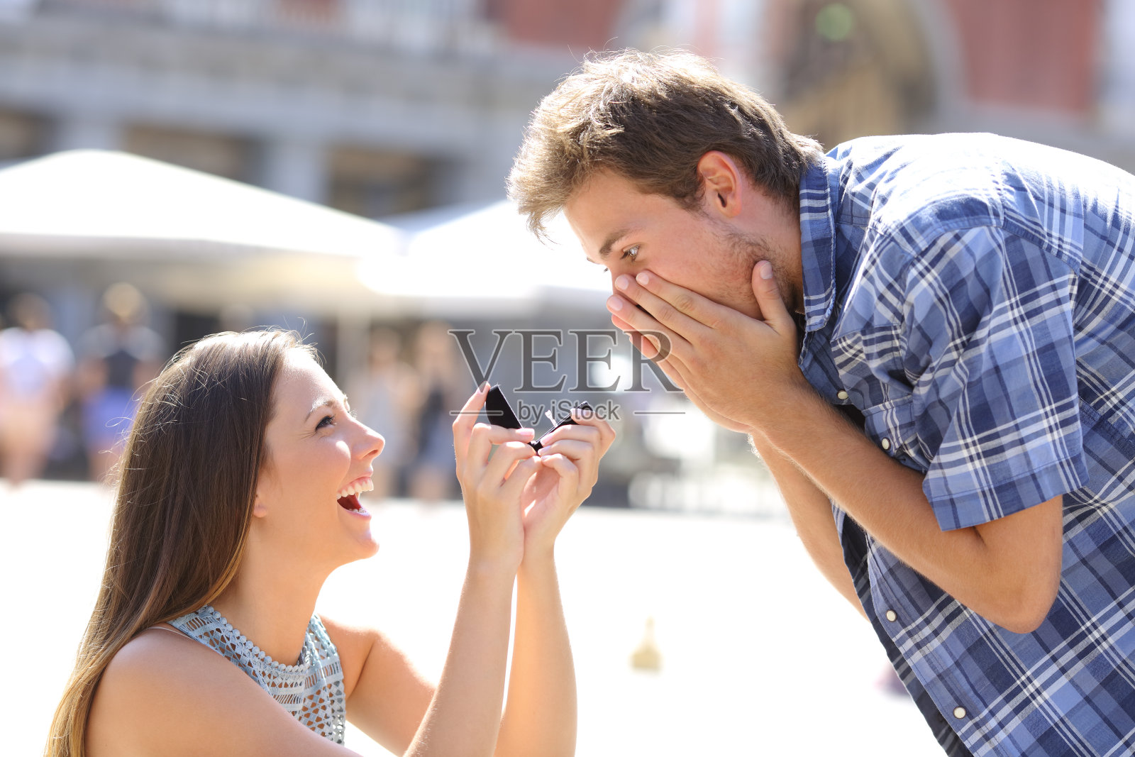 一个女人向一个男人求婚照片摄影图片