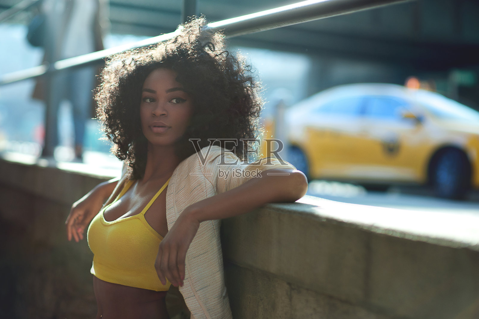 一个非裔美国女孩住在布鲁克林桥区照片摄影图片