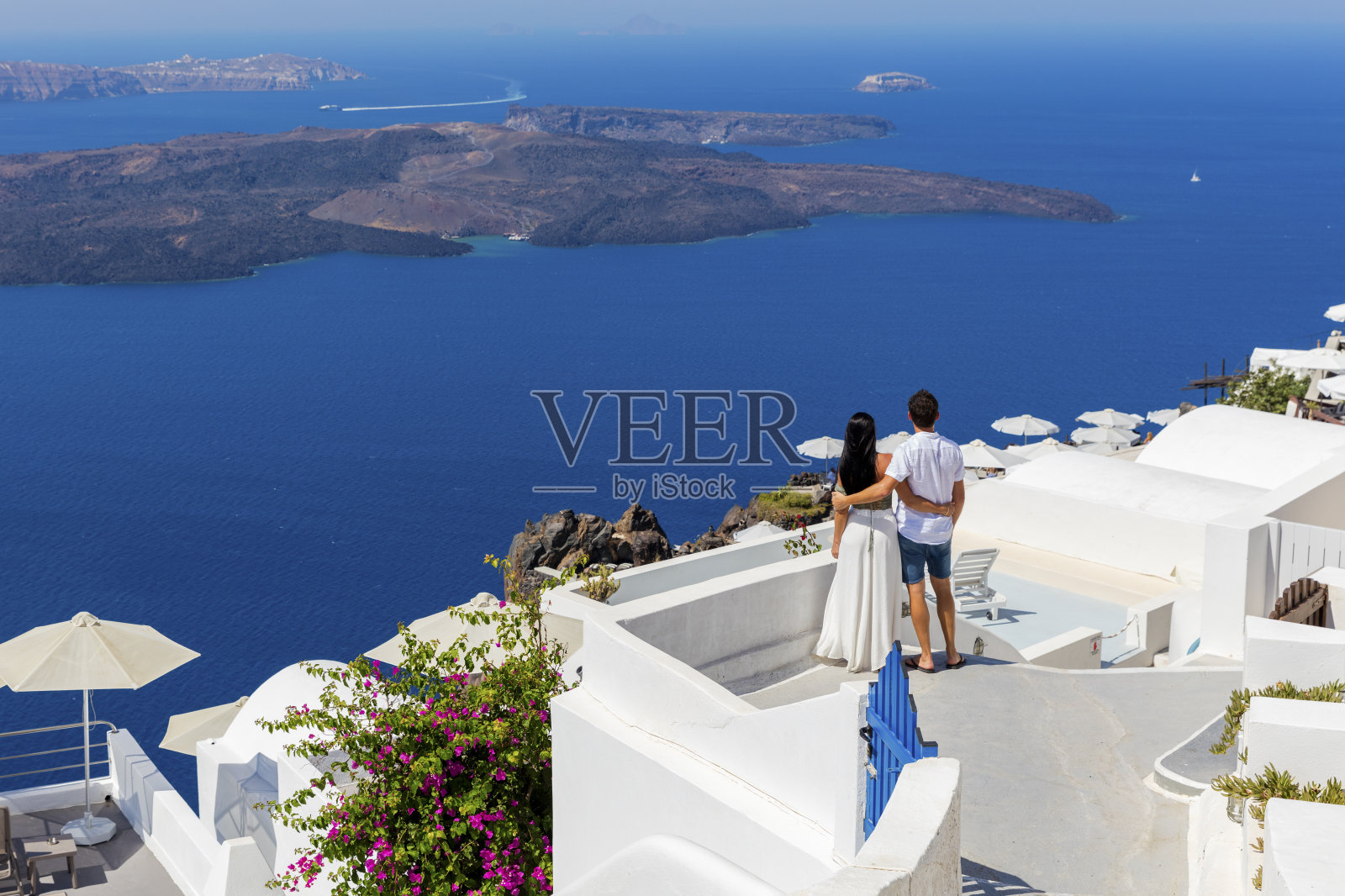 一对浪漫的情侣在希腊岛上照片摄影图片