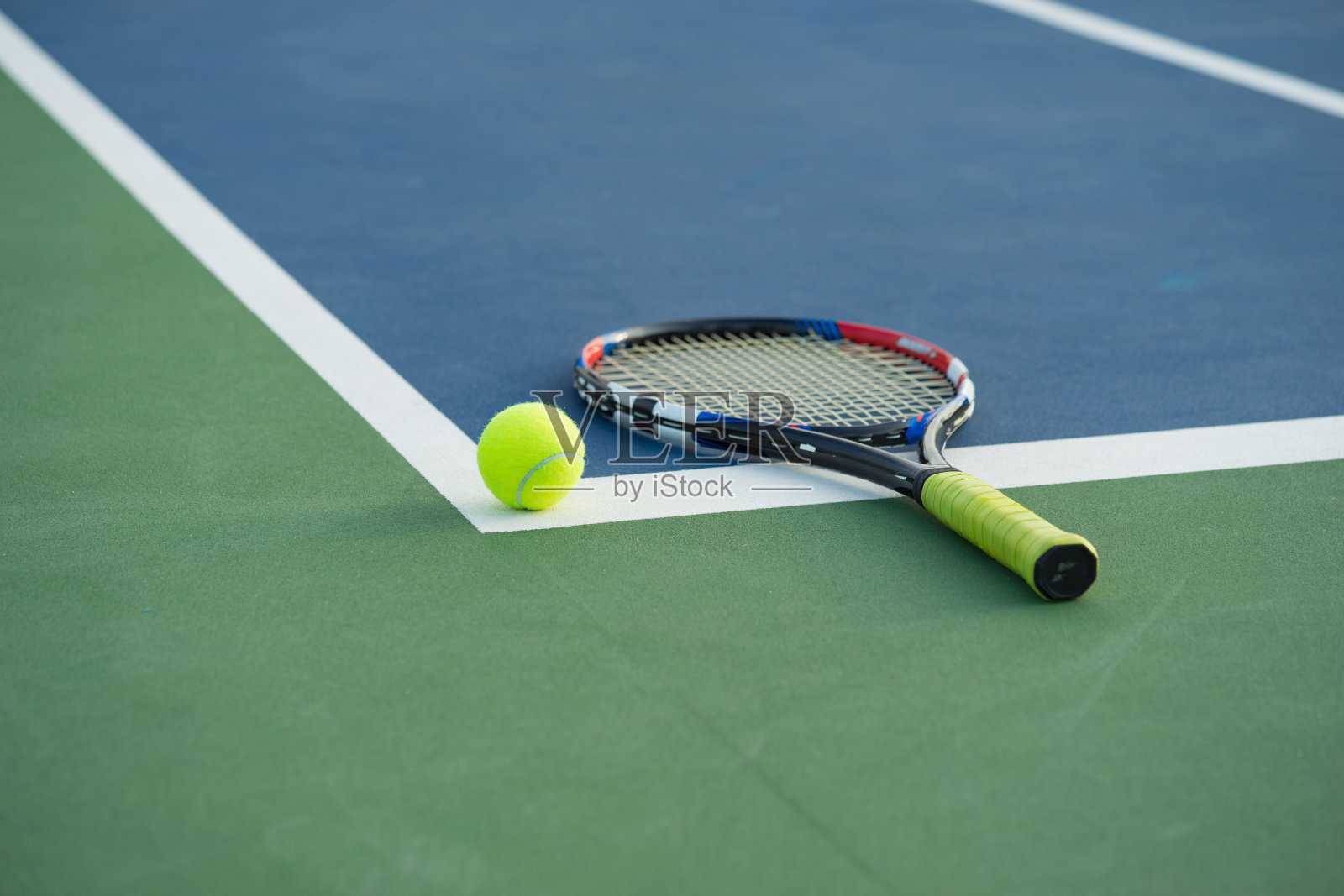 网球场上的网球和球拍照片摄影图片