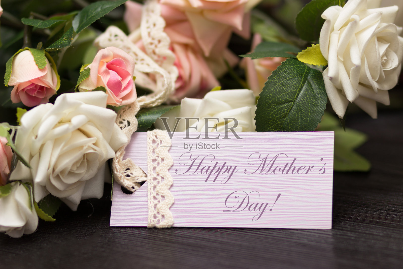 母亲节的淡紫色卡片与乡村玫瑰的木板照片摄影图片
