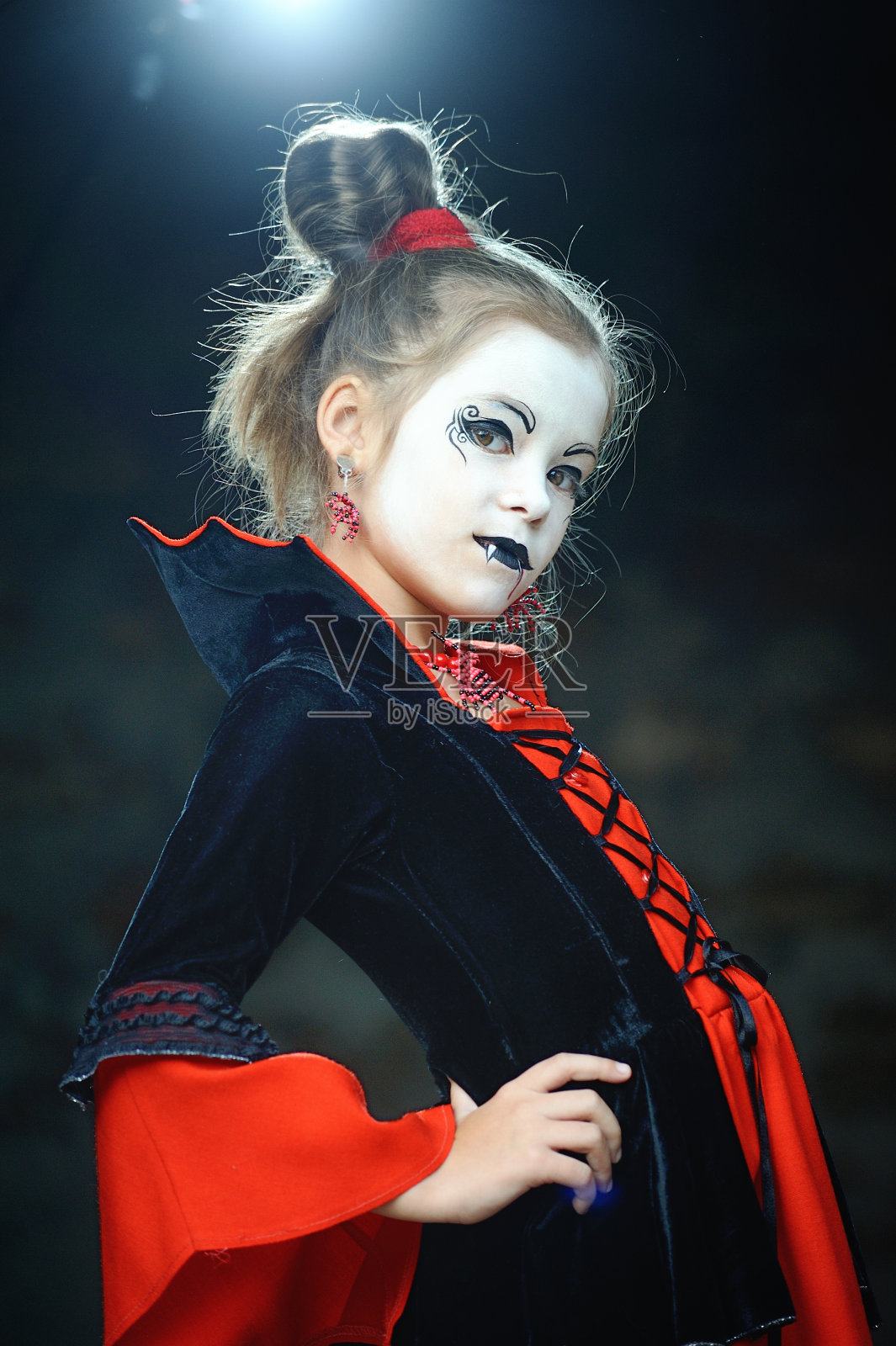 装扮成吸血鬼哥特万圣节的小女孩照片摄影图片