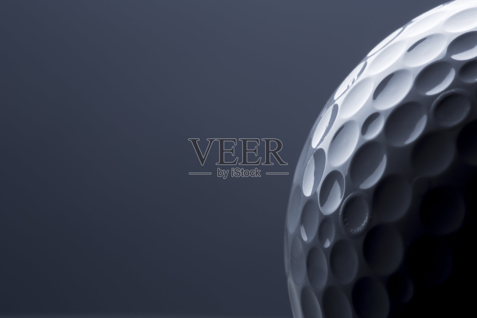 时尚的高尔夫球孤立在空的深蓝色背景。照片摄影图片