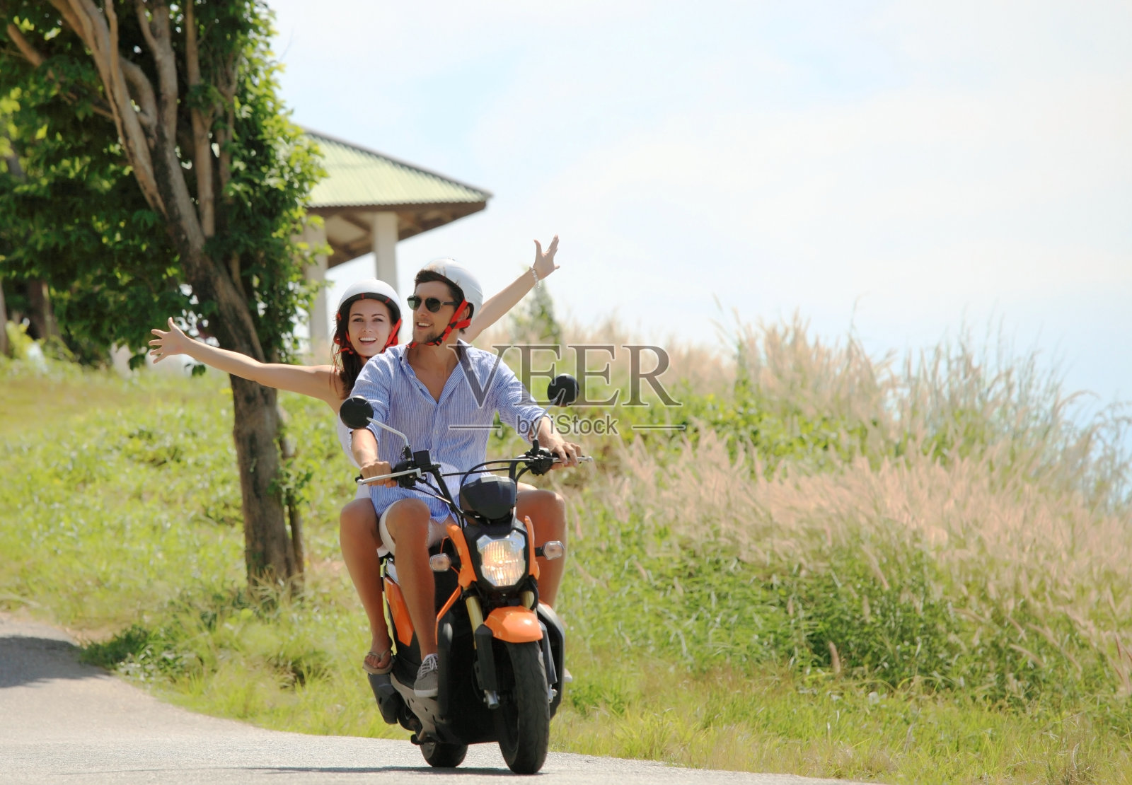 骑摩托车的幸福夫妻照片摄影图片