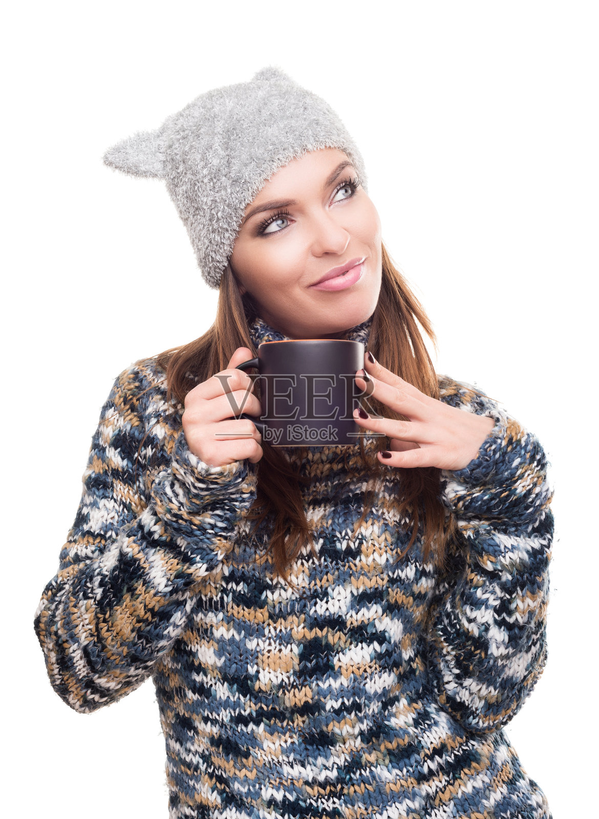 漂亮的微笑女人，穿着冬衣，喝着咖啡照片摄影图片