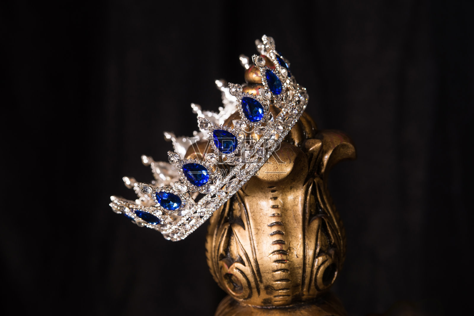 皇家皇冠采用蓝宝石，奢华复古风格。照片摄影图片