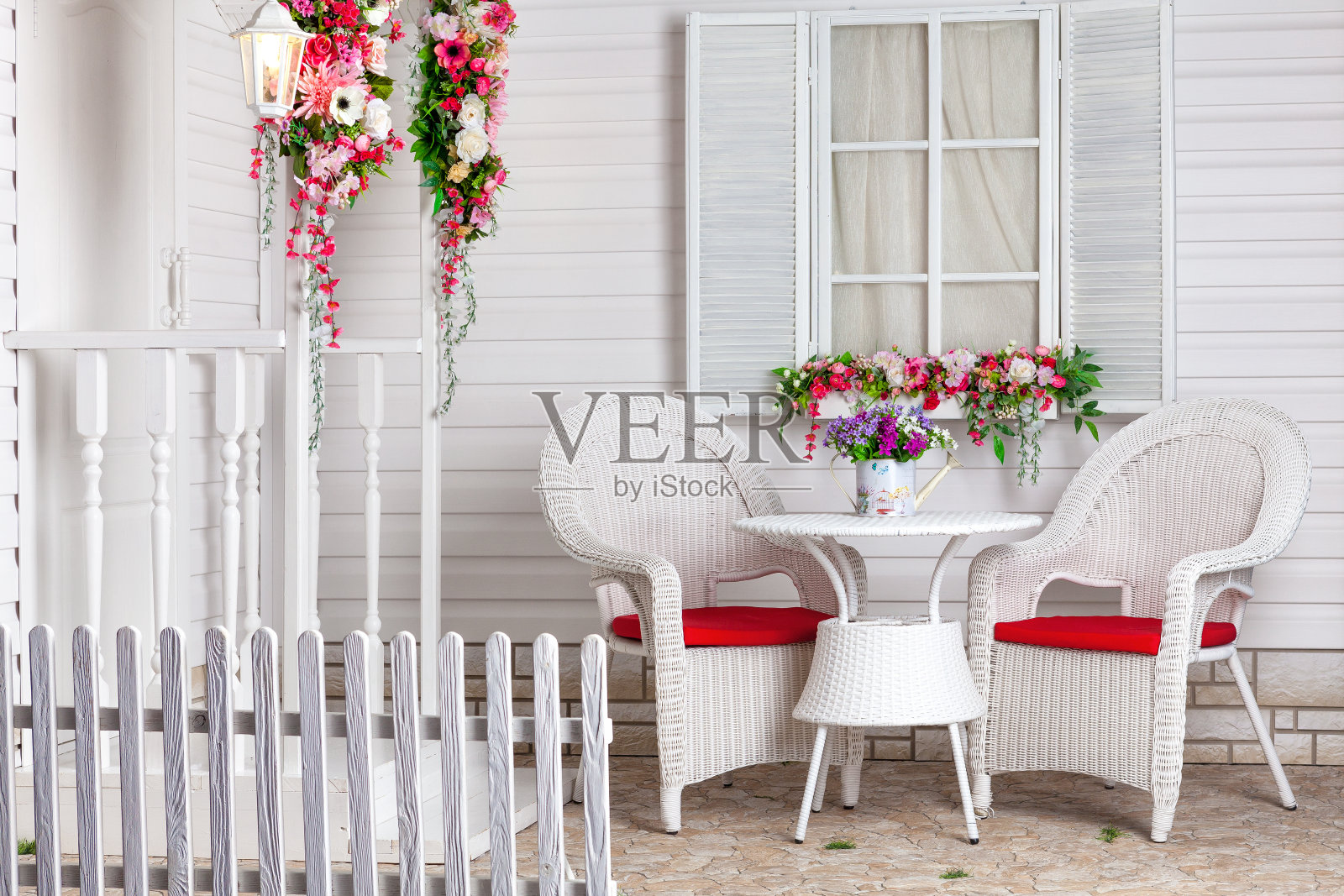用鲜花装饰的普罗旺斯风格的白色乡村房子。照片摄影图片