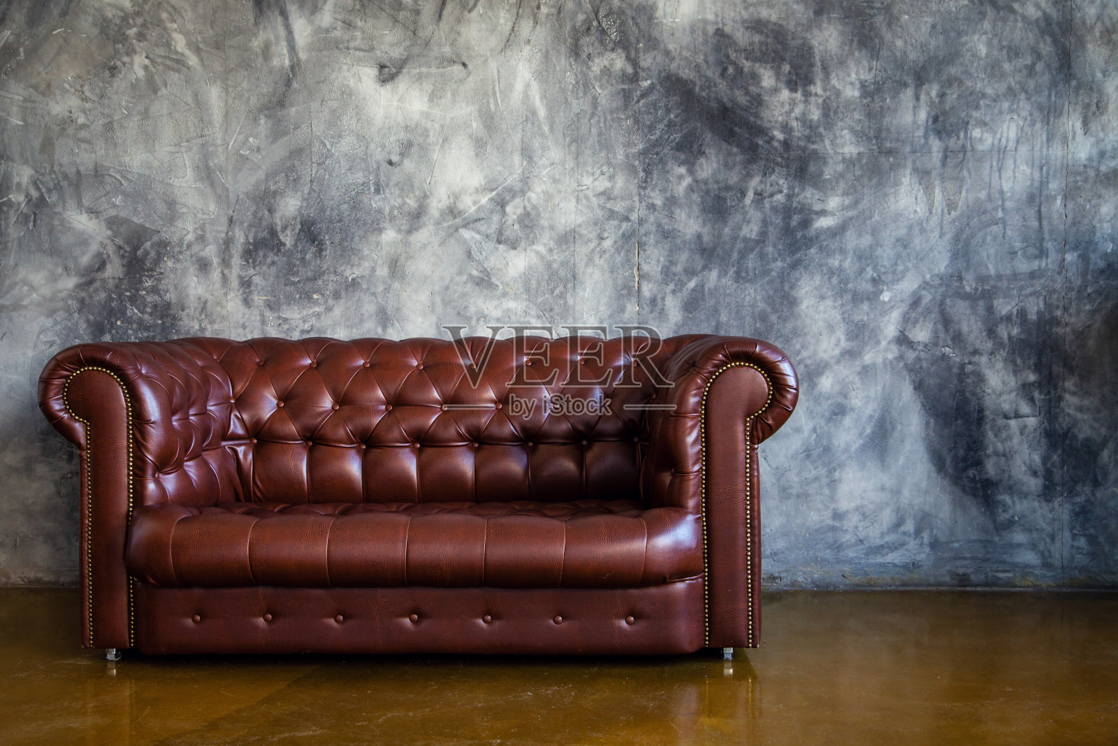 皮革棕色沙发在城市阁楼内部照片摄影图片