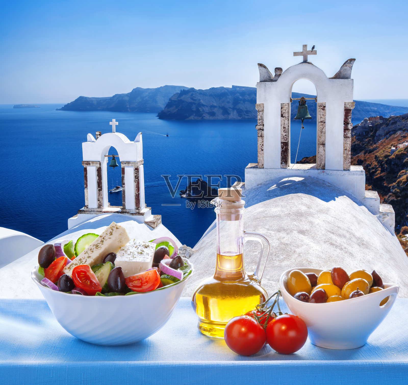 希腊圣托里尼岛的希腊沙拉照片摄影图片