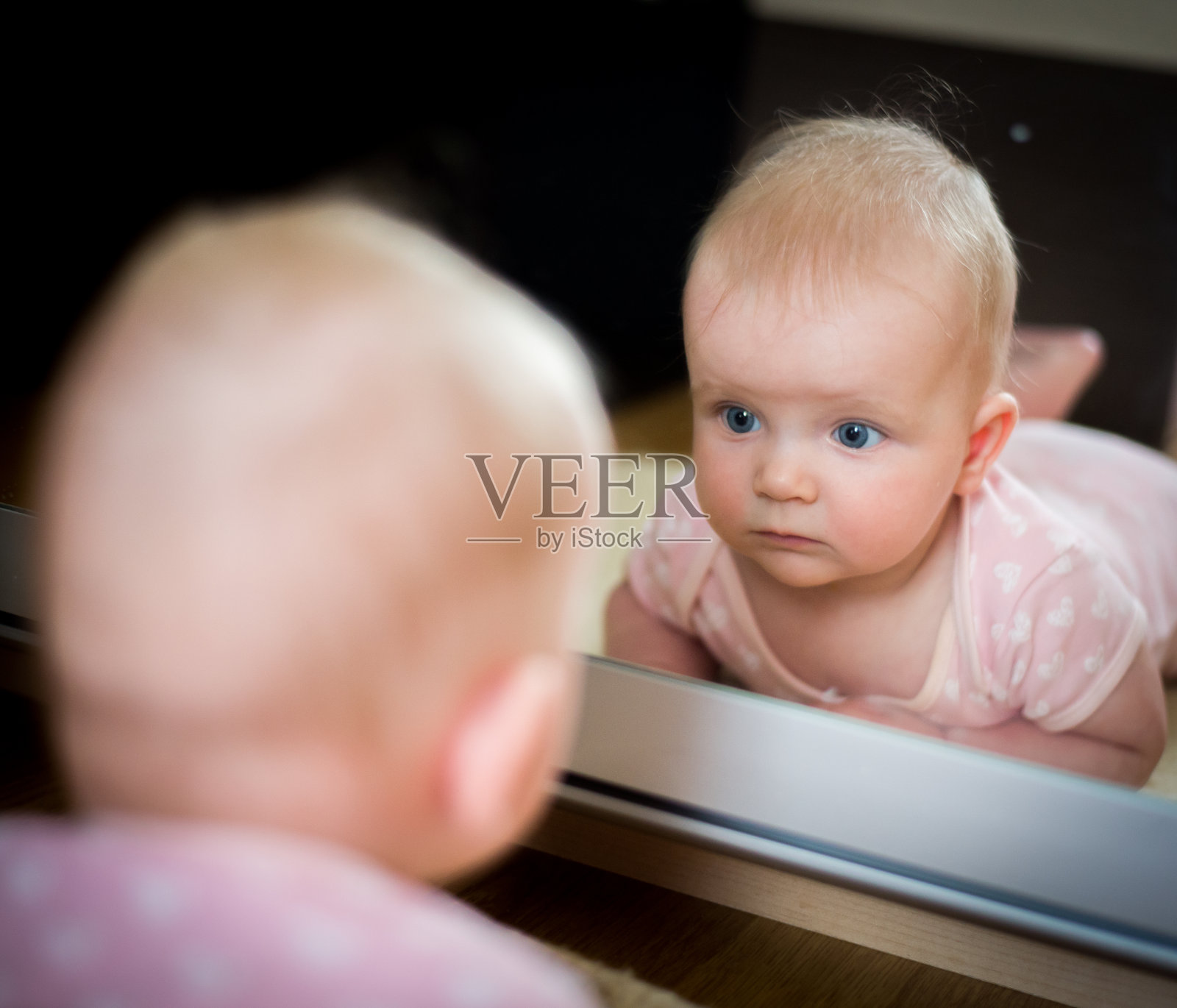抓拍照镜子的小宝宝 - 问摄影